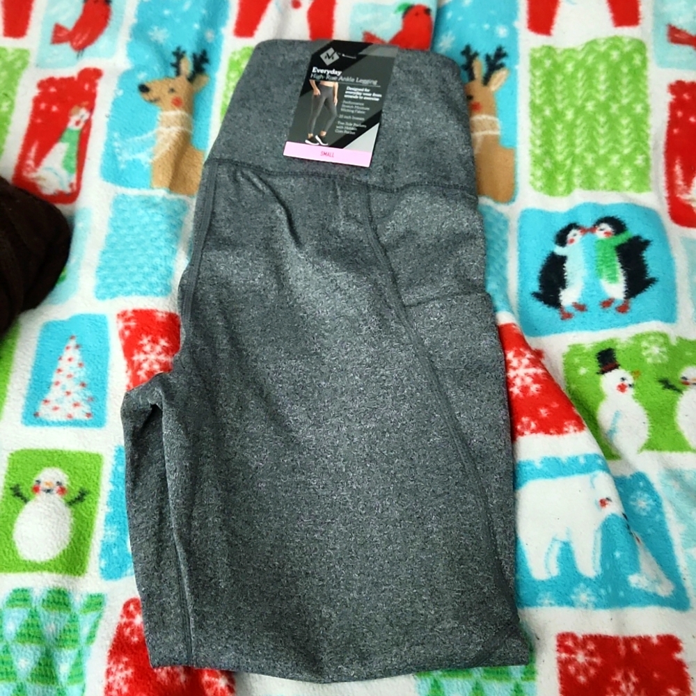 NWT EVERYDAY HIGH RISE ANKLE LEGGING